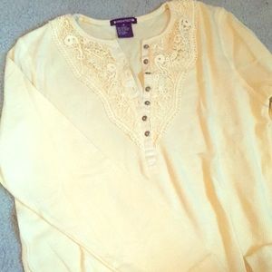 Yellow lace accent M long sleeve shirt